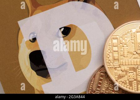 LONDRES, Royaume-Uni - juin 2021 : logo en crypto-monnaie Doge ou dogecoin sur papier Banque D'Images