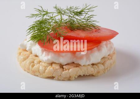 Pain de riz tranches de tomates concassées, fromage cottage et aneth frais Banque D'Images