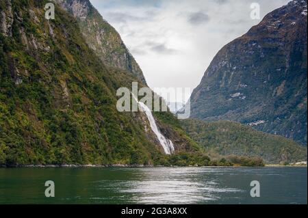 Lady Elizabeth Bowen Falls, Milford Sound, Fiordland, Nouvelle-Zélande. L'une des deux chutes d'eau permanentes, elle fournit de l'énergie et de l'eau au canton de Milford Banque D'Images