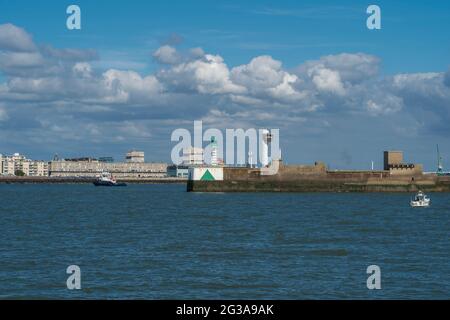 Le Havre, France - 05 30 2019 : vue sur la ville depuis la mer et la tour de contrôle Banque D'Images