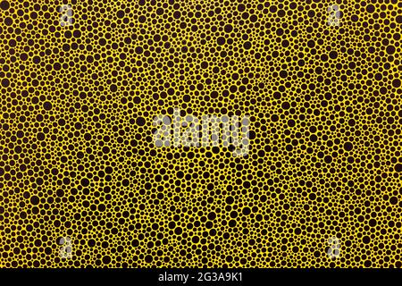 Gros plan des points noirs de Yayoi Kusama sur fond jaune à la galerie Victoria Miro en 2016, Londres, Royaume-Uni Banque D'Images