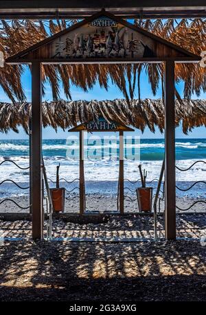 Un chiringuito désert ou un café en bord de plage, fermé, en raison du confinement de la COVID sur la plage près de Torrox Costa dans la province de Malaga, Andalousie, Espagne Banque D'Images