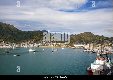 Picton, Nouvelle-Zélande : bateaux de pêche, ferry Interislander et embarcation de loisirs dans le port de Picton, vue depuis Queen Charlotte Drive. Panorama avec montagnes Banque D'Images