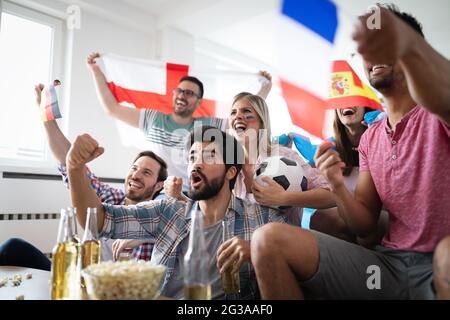 Fans enthousiastes d'amis de football célébrant le match gagnant Banque D'Images