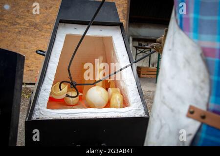 La création de poteries traditionnelles japonaises Raku dans un four ouvert à des températures de cuisson basses produit des pièces uniques et imprévisibles. Banque D'Images