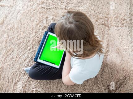 Une jeune artiste numérique tire avec un stylet sur une tablette ou un ordinateur portable. Elle est étudiante et étudie le dessin. Banque D'Images