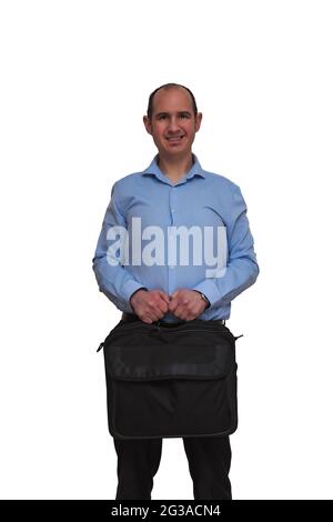 Un homme chauve habillé d'une chemise bleue et d'un pantalon noir tenant un sac avec un ordinateur portable isolé sur fond blanc avec les deux mains. Peut être un bureau W Banque D'Images