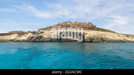 Vue panoramique sur la mer turquoise et les rochers avec des grottes près de Protaras. Chypre. Banque D'Images