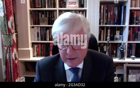 Capture d'écran de l'ancien directeur général de la BBC, Lord Hall, répondant aux questions, par liaison vidéo, devant le Comité du numérique, de la culture, des médias et du sport sur la gestion de l'interview de Martin Bashir à Diana, princesse de Galles. Date de la photo: Mardi 15 juin 2021. Banque D'Images