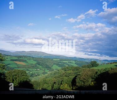 Matin d'été la vallée de Conwy vue depuis les collines au-dessus du village d'Eglwysbach Conwy Snowdonia Nord du pays de Galles Banque D'Images