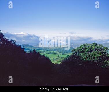 Matin d'été la vallée de Conwy vue depuis les collines au-dessus du village d'Eglwysbach Conwy Snowdonia Nord du pays de Galles Banque D'Images