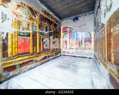 Triclinium (salle à manger) aux couleurs vives des fresques du deuxième style qui ornent les murs - Oplontis connu sous le nom de Villa Poppea à Torre Annunziata - Naples, Italie Banque D'Images