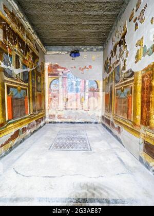 Triclinium (salle à manger) aux couleurs vives des fresques du deuxième style qui ornent les murs - Oplontis connu sous le nom de Villa Poppea à Torre Annunziata - Naples, Italie Banque D'Images