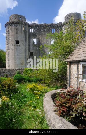 Vue sur le château de Nunney, à Nunney, Somerset, Angleterre Banque D'Images