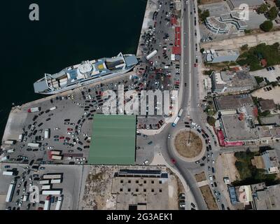 Vue aérienne voitures et camions qui se chargent sur des ferryboats dans le port de la ville d'Igoumenitsa en Grèce pour se rendre à l'île de Corfou Banque D'Images