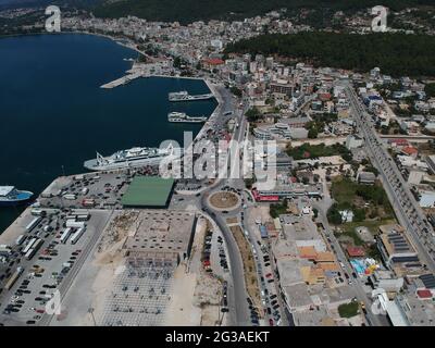 Vue aérienne voitures et camions qui se chargent sur des ferryboats dans le port de la ville d'Igoumenitsa en Grèce pour se rendre à l'île de Corfou Banque D'Images