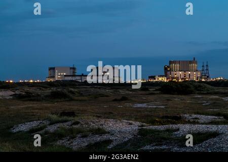 Dungeness nucléaire centrale A & B vue de l'autre côté du shingle au crépuscule, Dungeness, Romney Marsh, Kent, Englod, ROYAUME-UNI. Banque D'Images