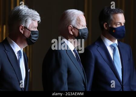 Roi Philippe - Filip de Belgique, le président américain Joe Biden et le Premier ministre Alexander de Croo photographiés lors d'un audience au Palais Royal de Bruxelles Banque D'Images