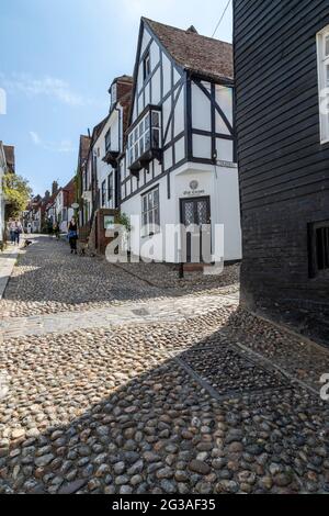 À la recherche d'une rue pavée de la Sirène, Rye, West Sussex, Angleterre, Royaume-Uni. Banque D'Images