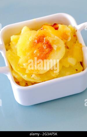 Pommes de terre sauphinoise cuites à la crème et à l'ail dans le four avec un dessus doré Banque D'Images