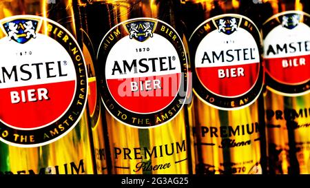 Photo éditoriale sur le thème Amstel. Photo d'illustration pour les nouvelles sur Amstel - une marque de bière hollandaise Banque D'Images