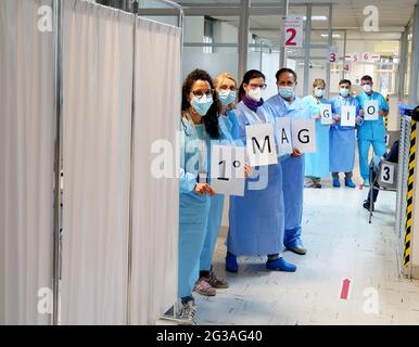 Milan, photo symbolique du 1er mai avec les infirmières et les médecins du Centre Asst Santi Paolo e Carlo Vaccinal (Milan - 2021-04-30, DUILIO PIAGGESI) p. Banque D'Images