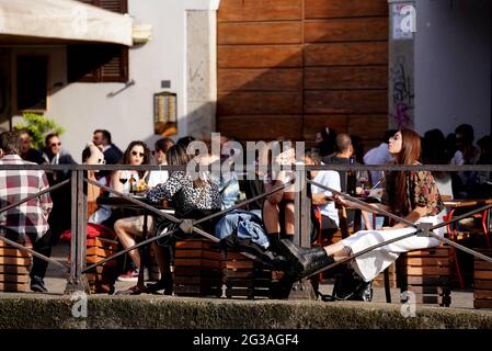 Milan, Movida, beaucoup de gens à l'apéritif sur le Naviglio Grande et Darsena le deuxième samedi de la zone jaune pour le covid (Milan - 2021-05 Banque D'Images