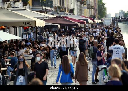 Milan, Movida, beaucoup de gens à l'apéritif sur le Naviglio Grande et Darsena le deuxième samedi de la zone jaune pour le covid (Milan - 2021-05 Banque D'Images