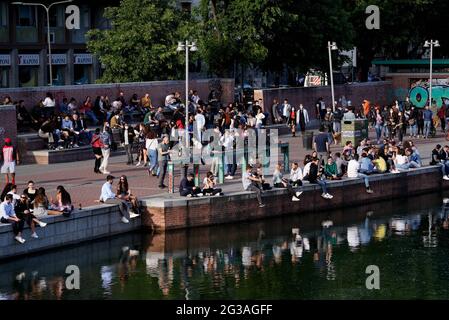 Milan, Movida, beaucoup de gens à l'apéritif sur le Naviglio Grande et Darsena le deuxième samedi de la zone jaune pour le covid (Milan - 2021-05 Banque D'Images