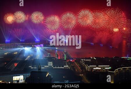 Pékin, Chine. 9 juin 2018. Photo du fichier prise le 9 juin 2018 montre un spectacle de feux d'artifice à Qingdao, la ville hôte du 18e sommet de l'Organisation de coopération de Shanghai (SCO), dans la province de Shandong, en Chine orientale. Credit: Li Ziheng/Xinhua/Alay Live News Banque D'Images