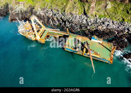 Un navire abandonné s'est lavé sur des rochers près de Ballycotton dans l'est de Cork après que la tempête Dennis a frappé l'Irlande Banque D'Images