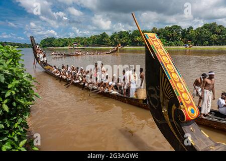 Aranmula, 08 septembre, 2017 :les bateaux participant à la course de bateaux de serpent sont amenés au temple pour une pause rituelle dans la rivière Pamba à Aranmula, Kerala, Banque D'Images