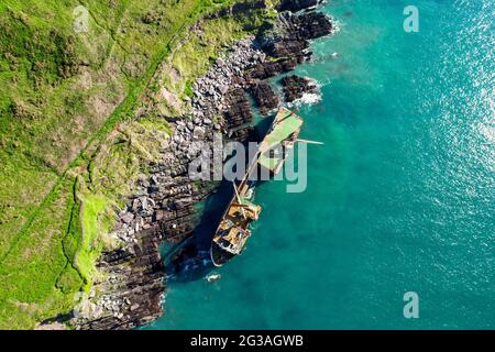 Un navire abandonné s'est lavé sur des rochers près de Ballycotton dans l'est de Cork après que la tempête Dennis a frappé l'Irlande Banque D'Images