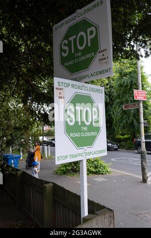 Des pancartes exprimant le sentiment des résidents contre les fermetures de routes locales où des restrictions pendant les heures de pointe du matin et de l'après-midi empêchent la circulation de traverser le village de Dulwich, le 14 juin 2021, à Londres, en Angleterre. Banque D'Images