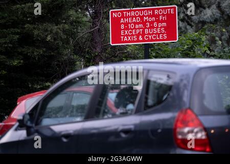 Une voiture passe devant le panneau à la jonction de la South Circular (A205) et de College Road dans Dulwich Village, avertissant les automobilistes des restrictions empêchant la circulation de passer le matin et l'après-midi aux heures de pointe dans le quartier de Southwark, le 15 juin 2021, à Londres, en Angleterre. Banque D'Images