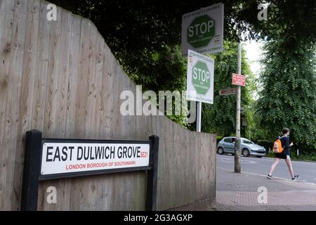Des pancartes exprimant le sentiment des résidents contre les fermetures de routes locales où des restrictions pendant les heures de pointe du matin et de l'après-midi empêchent la circulation de traverser le village de Dulwich, le 14 juin 2021, à Londres, en Angleterre. Banque D'Images