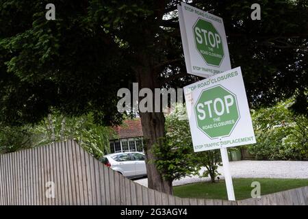 Des pancartes exprimant le sentiment des résidents contre les fermetures de routes locales où des restrictions pendant les heures de pointe du matin et de l'après-midi empêchent la circulation de traverser le village de Dulwich, le 14 juin 2021, à Londres, en Angleterre. Banque D'Images