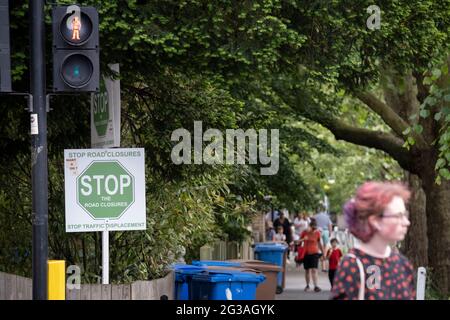 Des pancartes exprimant le sentiment des résidents contre les fermetures de routes locales où des restrictions pendant les heures de pointe du matin et de l'après-midi empêchent la circulation de traverser le village de Dulwich, le 14 juin 2021, à Londres, en Angleterre. Banque D'Images