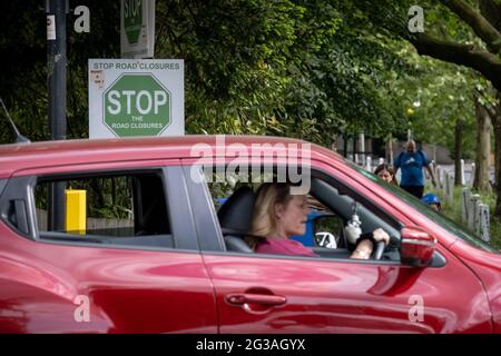 Des pancartes exprimant le sentiment des résidents contre les fermetures de routes locales où des restrictions pendant les heures de pointe du matin et de l'après-midi empêchent la circulation de traverser le village de Dulwich, le 14 juin 2021, à Londres, en Angleterre. Banque D'Images