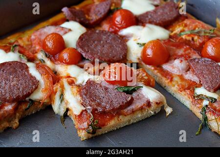 sélection de délicieuses pizzas maison fraîchement cuites Banque D'Images