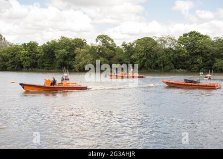 L'équipage RNLI et les bateaux à bord de la Tamise à la station de canot de Chiswick, Londres, Royaume-Uni Banque D'Images