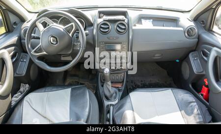 Salon Renault Duster. Design intérieur, tableau de bord, compteur de vitesse, tachymètre et volant à l'intérieur de la voiture. La voiture est produite par la société française Banque D'Images