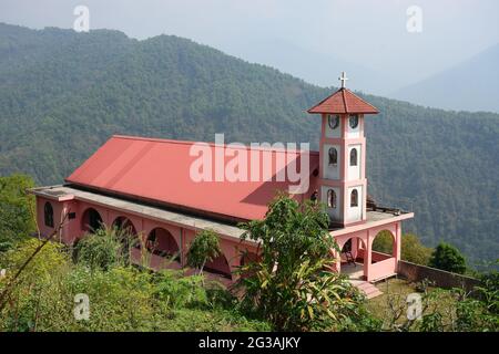 Église avec toit rouge et tour dans l'himalaya, Todey , Kalimpong. Banque D'Images
