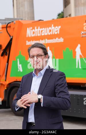 15 juin 2021, Berlin: Andreas Scheuer (CSU), ministre fédéral des Transports, gestes lors de la remise de deux véhicules de collecte de déchets à piles à combustible pour les services de nettoyage municipaux de Berlin (BSR) devant la porte de Brandebourg. 12 autres véhicules zéro émission sont prévus pour Berlin. Photo: Jörg Carstensen/dpa Banque D'Images