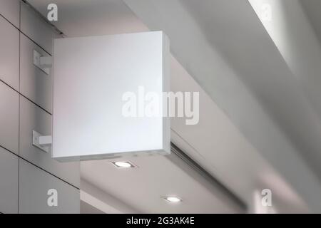 modèle de maquette de panneau blanc, sur la façade d'un magasin ou d'une banque, une publicité vide pour votre mise en page. Banque D'Images
