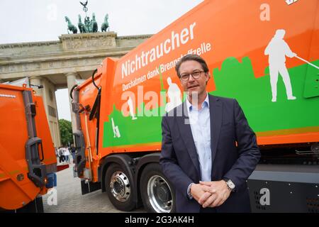 15 juin 2021, Berlin : Andreas Scheuer (CSU), ministre fédéral des Transports, se tient devant la porte de Brandebourg lors de la remise de deux véhicules de collecte de déchets à piles à combustible pour les services de nettoyage municipaux de Berlin (BSR). 12 autres véhicules zéro émission sont prévus pour Berlin. Photo: Jörg Carstensen/dpa Banque D'Images