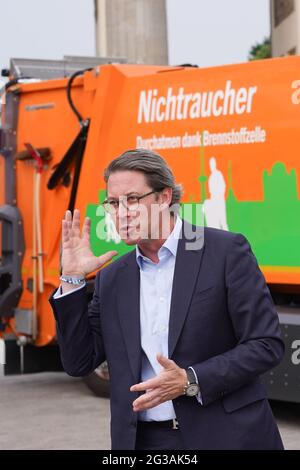 15 juin 2021, Berlin: Andreas Scheuer (CSU), ministre fédéral des Transports, gestes lors de la remise de deux véhicules de collecte de déchets à piles à combustible pour les services de nettoyage municipaux de Berlin (BSR) devant la porte de Brandebourg. 12 autres véhicules zéro émission sont prévus pour Berlin. Photo: Jörg Carstensen/dpa Banque D'Images