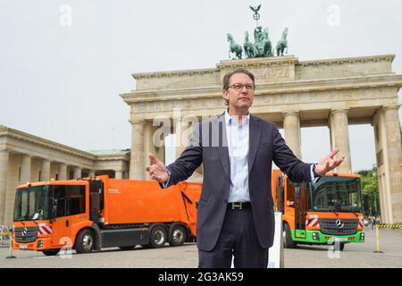 15 juin 2021, Berlin: Andreas Scheuer (CSU), ministre fédéral des Transports, gestes lors de la remise de deux véhicules de collecte de déchets à piles à combustible pour les services de nettoyage municipaux de Berlin (BSR) devant la porte de Brandebourg. 12 autres véhicules zéro émission sont prévus pour Berlin. Photo: Jörg Carstensen/dpa Banque D'Images