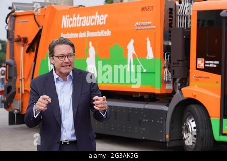 15 juin 2021, Berlin : Andreas Scheuer (CSU), ministre fédéral des Transports, se tient devant la porte de Brandebourg lors de la remise de deux véhicules de collecte de déchets à piles à combustible pour les services de nettoyage municipaux de Berlin (BSR). 12 autres véhicules zéro émission sont prévus pour Berlin. Photo: Jörg Carstensen/dpa Banque D'Images