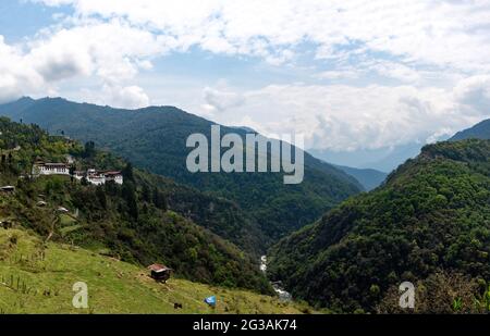 Vue sur le paysage de la plus longue forteresse du Bhoutan Banque D'Images